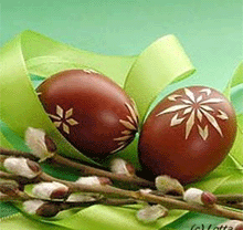 Крашенные яйца и ветки вербы - традиционные для России пасхальные символы